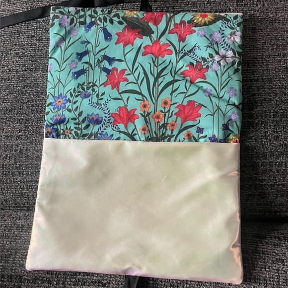 Gucci Beauty Iridescent Fold Over Cosmetic Makeup Pouch with Ribbon Tie - Picture 3 of 6